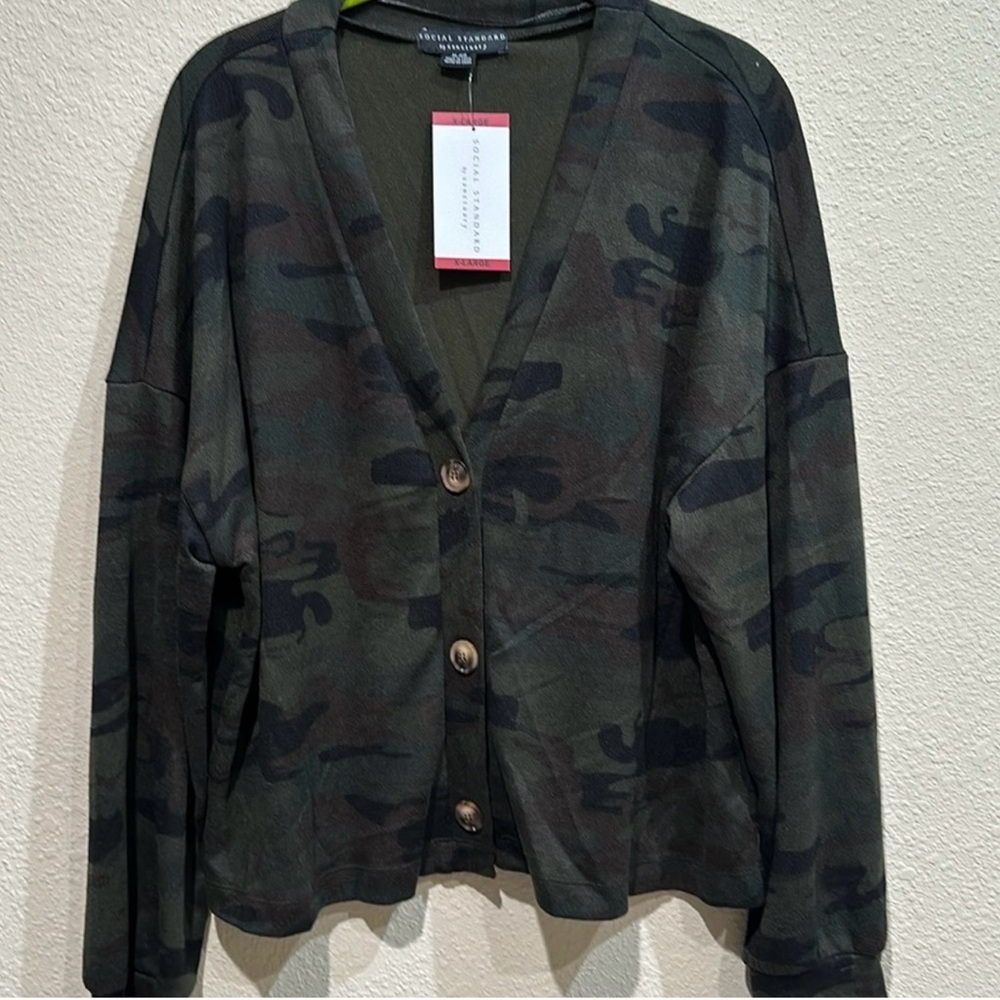 Nwt Sanctuary camo cardigan. Very soft. 3 buttons with extra. Size large